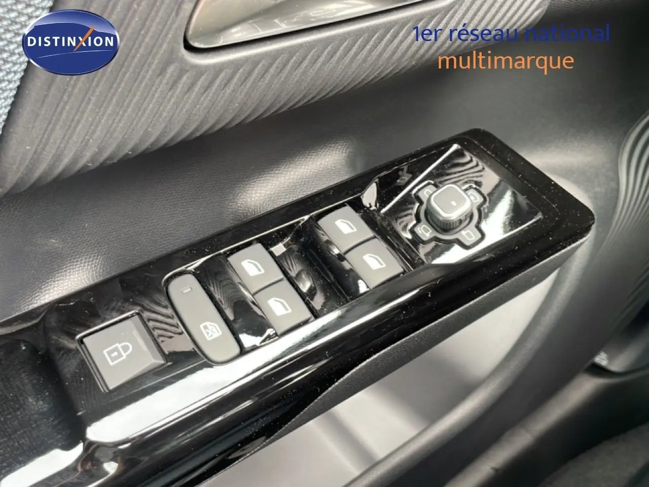 Gros plan sur les commandes de lève-vitres et rétroviseurs côté conducteur du Citroën C5 Aircross 2026, finition noire.
