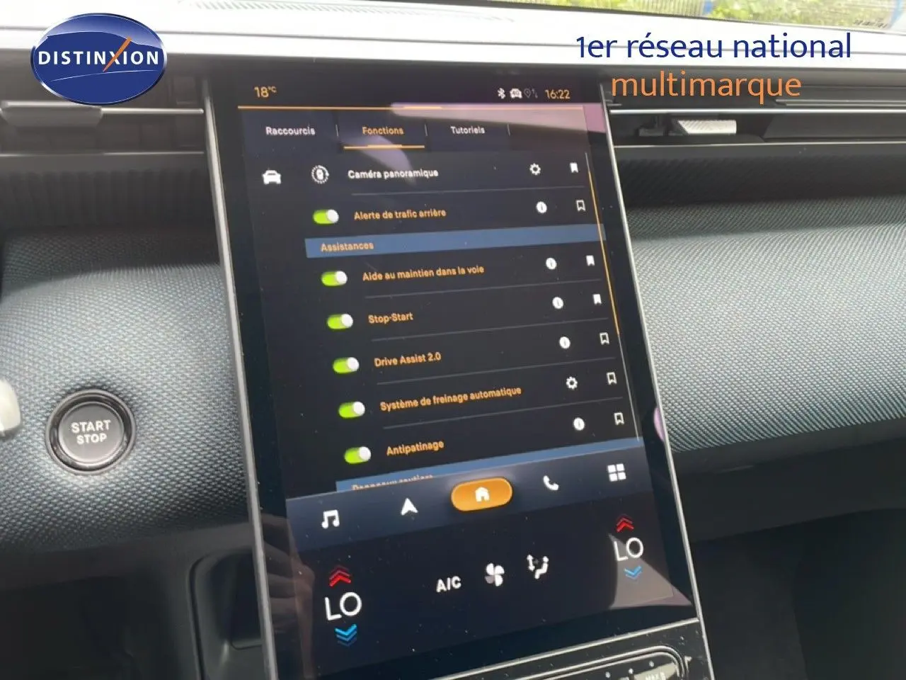 Vue intérieure centrée sur l'écran tactile vertical du tableau de bord du Citroën C5 Aircross 2026, affichant les assistances de conduite.
