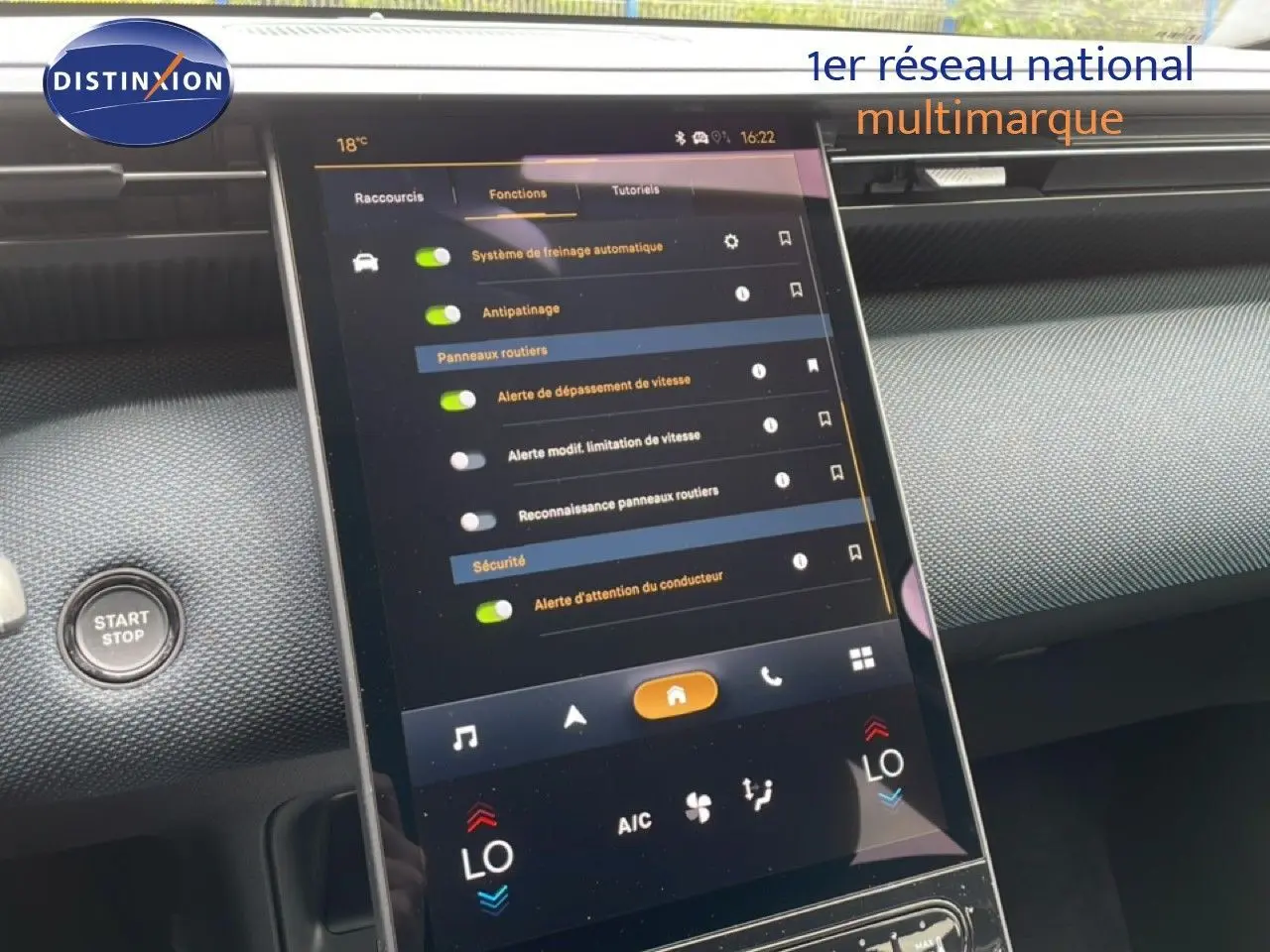 Vue rapprochée de l’écran tactile central du Citroën C5 Aircross vert Astoria Metal, affichant les réglages d’aides à la conduite.