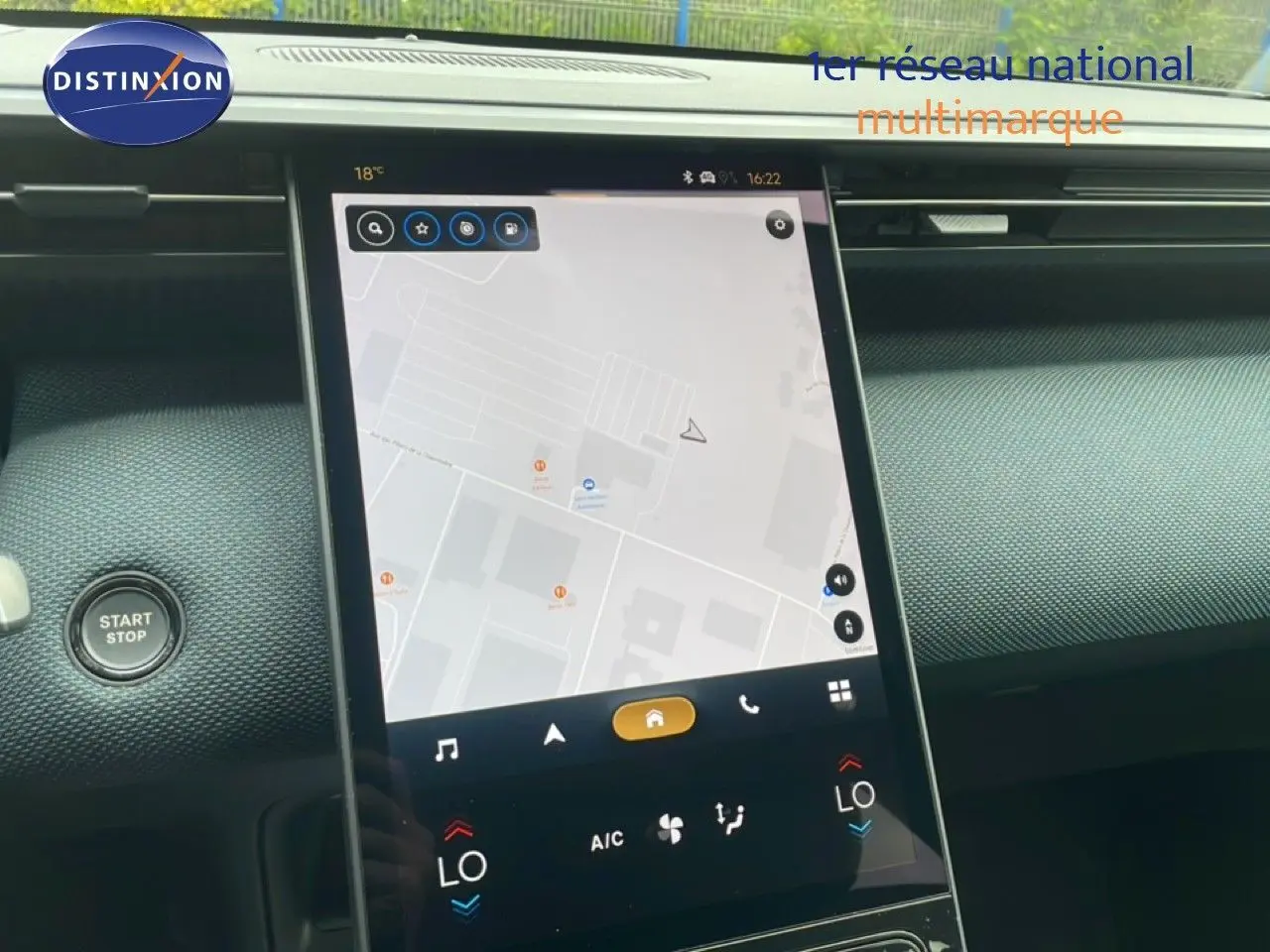Vue rapprochée de l’écran tactile central du tableau de bord du Citroën C5 Aircross 2026, affichant la navigation.