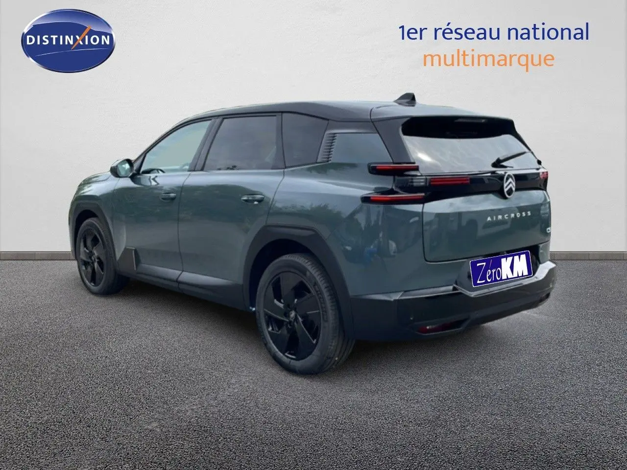 Vue 3/4 arrière droite d'un Citroën C5 Aircross 2026 vert Astoria métallisé avec jantes noires et feux arrière horizontaux.