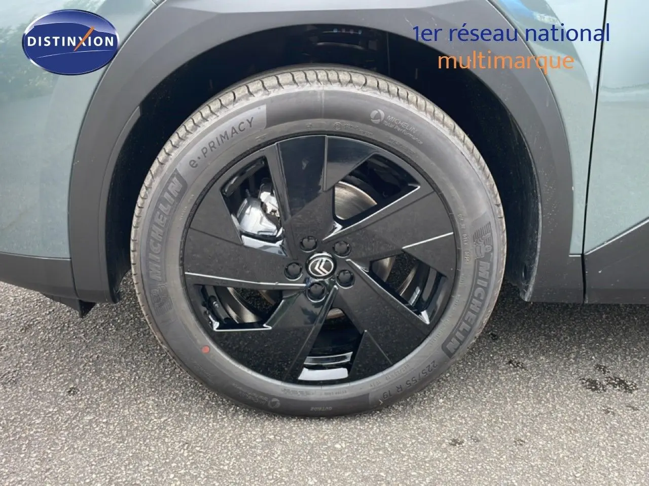 Gros plan sur la roue avant droite noire brillante du Citroën C5 Aircross Vert Astoria Metal, avec pneu Michelin.