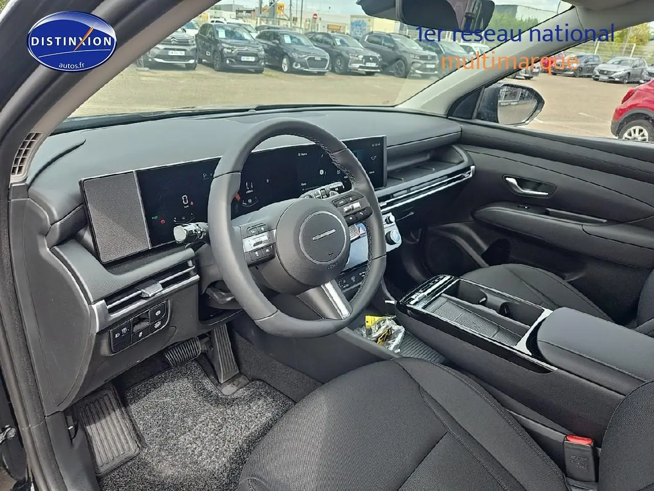 Intérieur noir du Hyundai Tucson 2025, vue côté conducteur sur le tableau de bord et volant multifonction cuir.