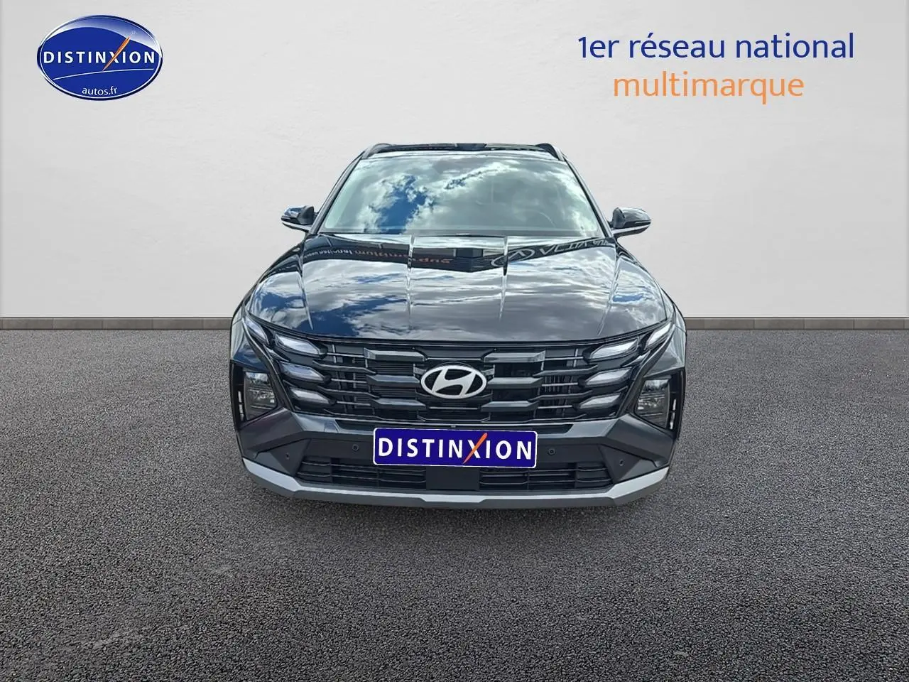 Vue avant du Hyundai Tucson 2025 noir abysse avec calandre distinctive et logo Hyundai bien visible.