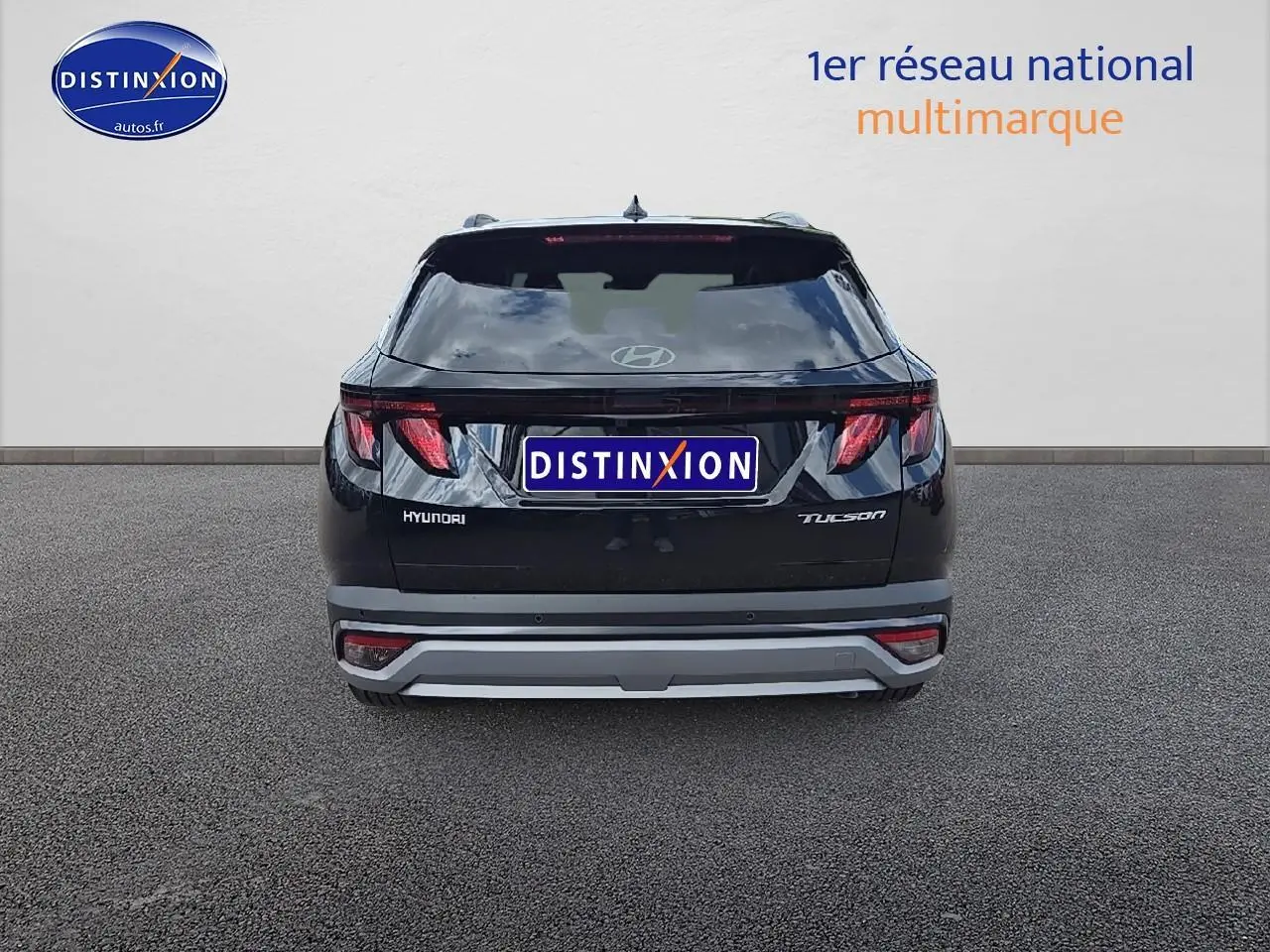 Vue arrière du Hyundai Tucson noir abysse 2025 avec feux distinctifs et logo Hyundai visible.