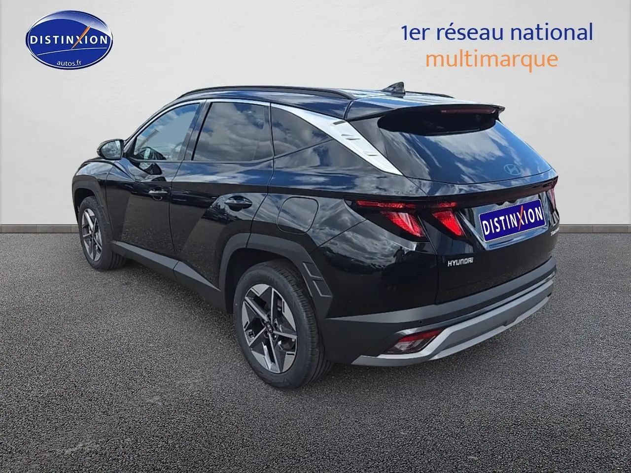 Vue 3/4 arrière droite du Hyundai Tucson 2025 noir abysse avec jantes alliage et vitres teintées.