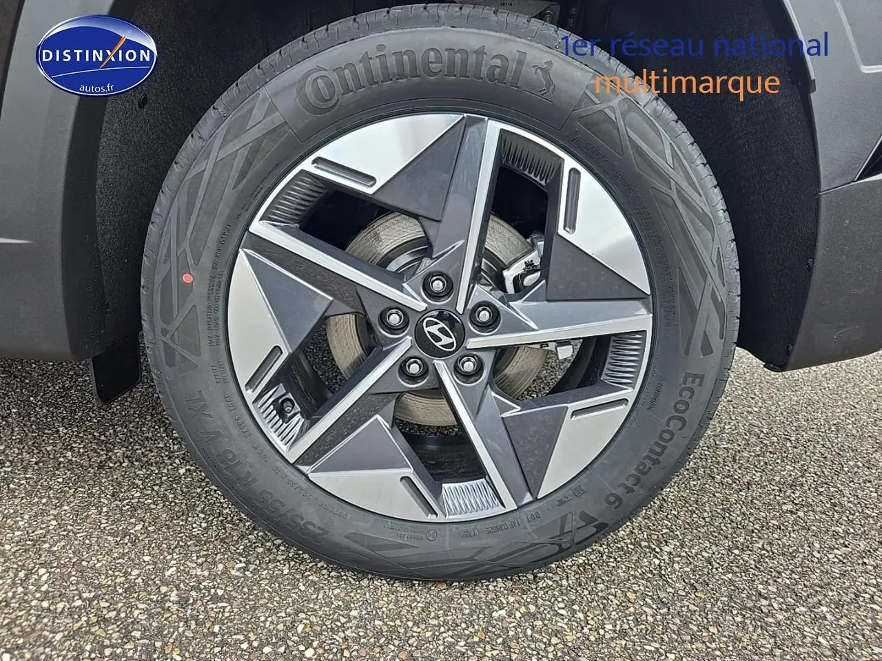 Gros plan sur la jante avant droite en alliage du Hyundai Tucson noir abysse avec logo Hyundai central.