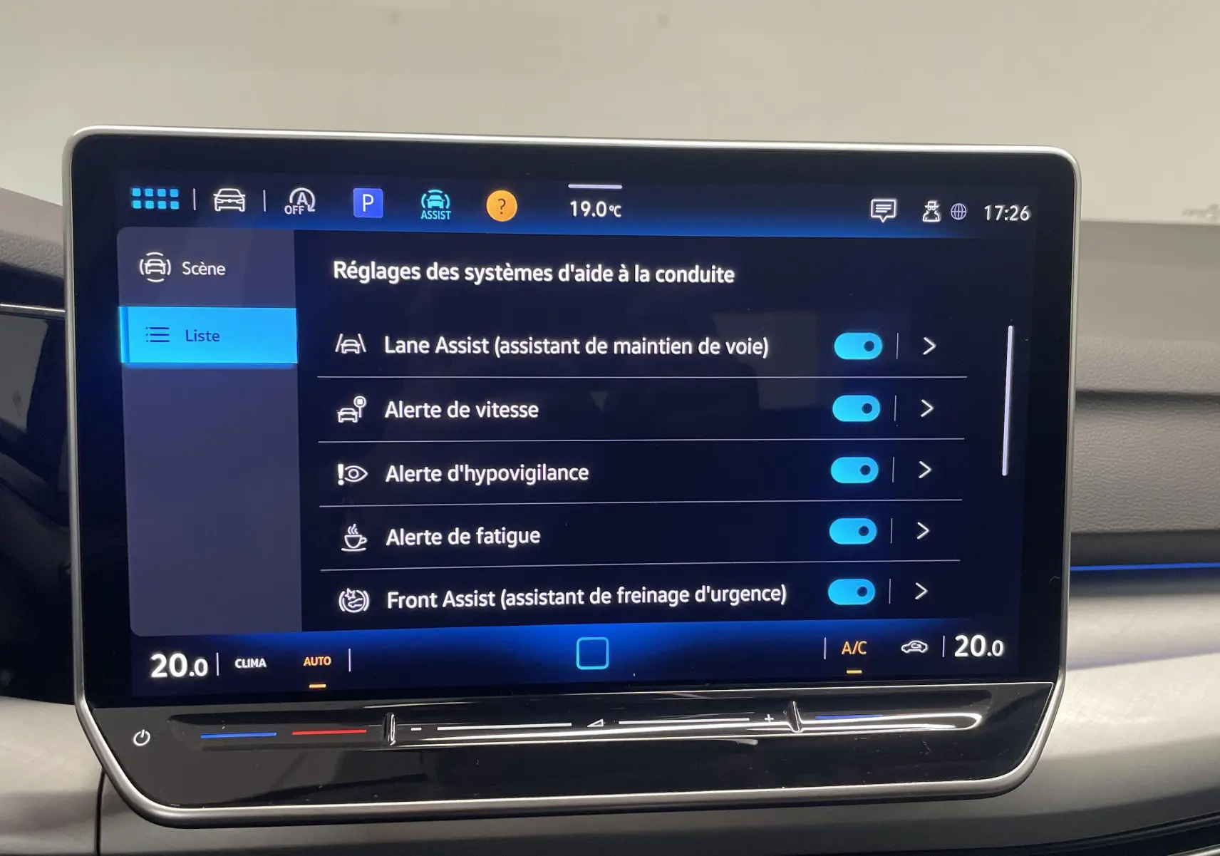 Écran tactile central affichant les réglages d’aide à la conduite dans une Volkswagen Golf 2024 finition VW Edition.