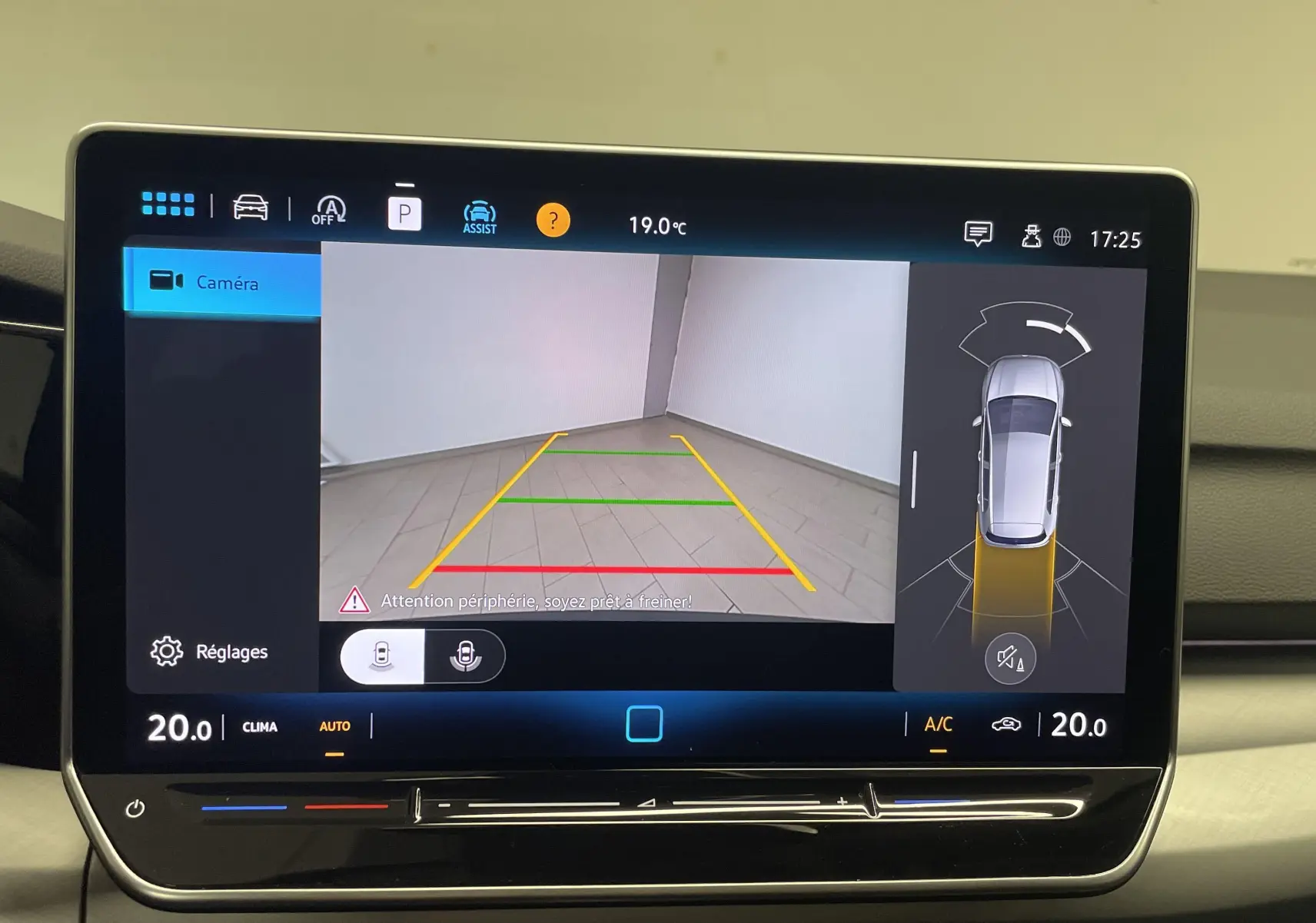 Écran tactile intérieur de la Volkswagen Golf 2024 affichant la caméra de recul et l'aide au stationnement.