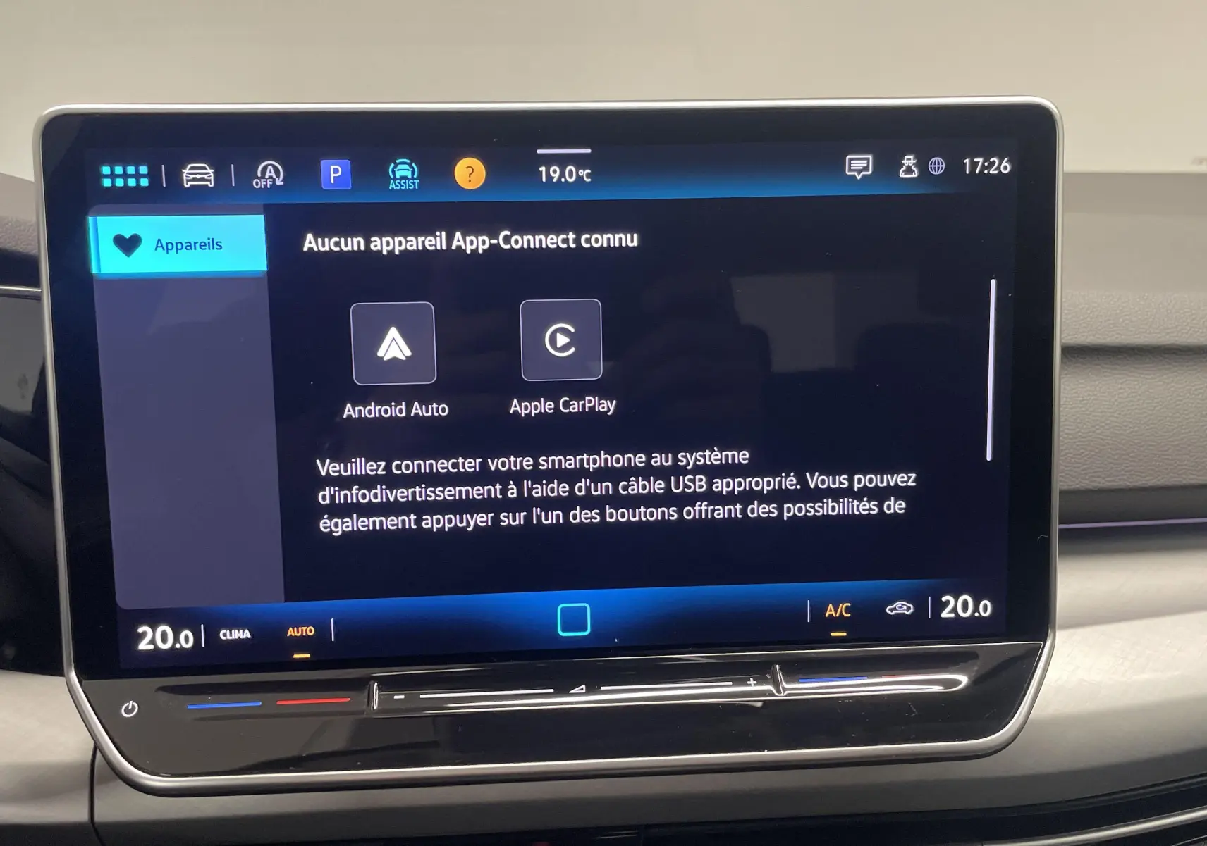 Écran tactile central du tableau de bord de la Volkswagen Golf 2024 affichant la connexion Android Auto et Apple CarPlay.