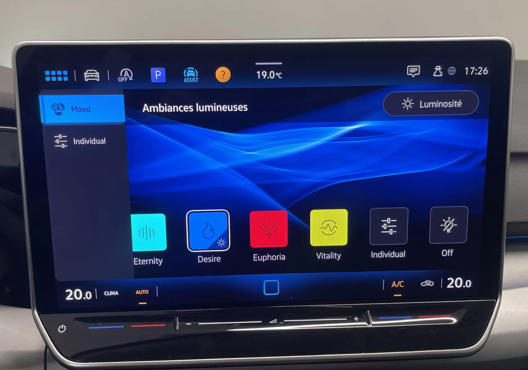 Écran tactile intérieur de la Volkswagen Golf 2024 affichant les options d'ambiances lumineuses en bleu.