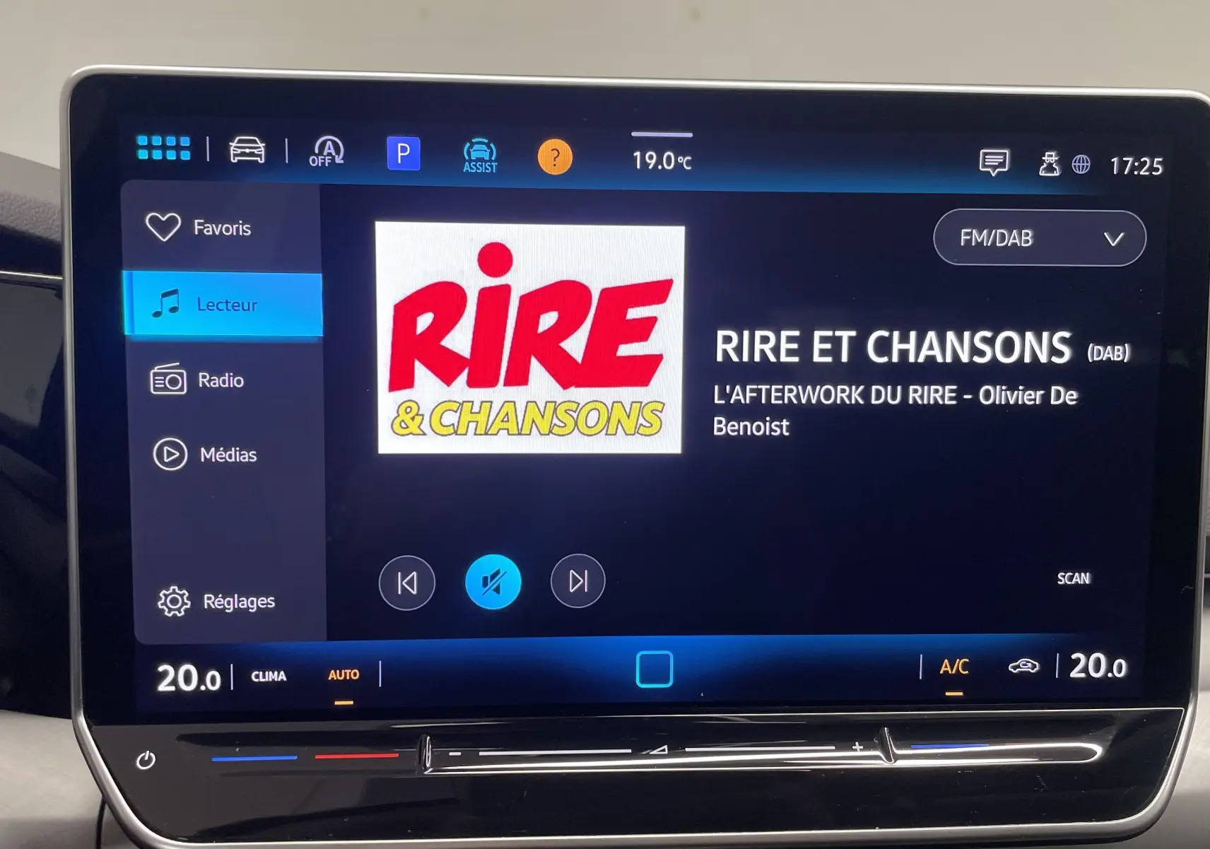 Écran tactile central de la Volkswagen Golf 2024 affichant la radio Rire & Chansons avec interface moderne.