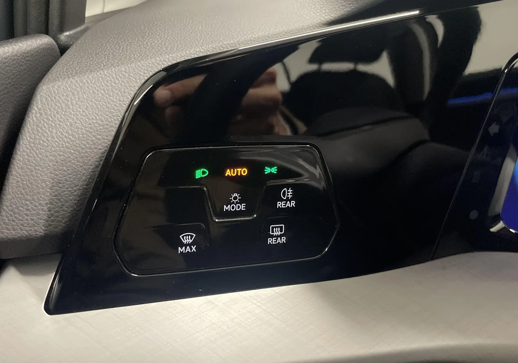 Détail du tableau de bord de la Volkswagen Golf 1.5 TSI 2024 montrant les commandes d'éclairage et d'antibuée.