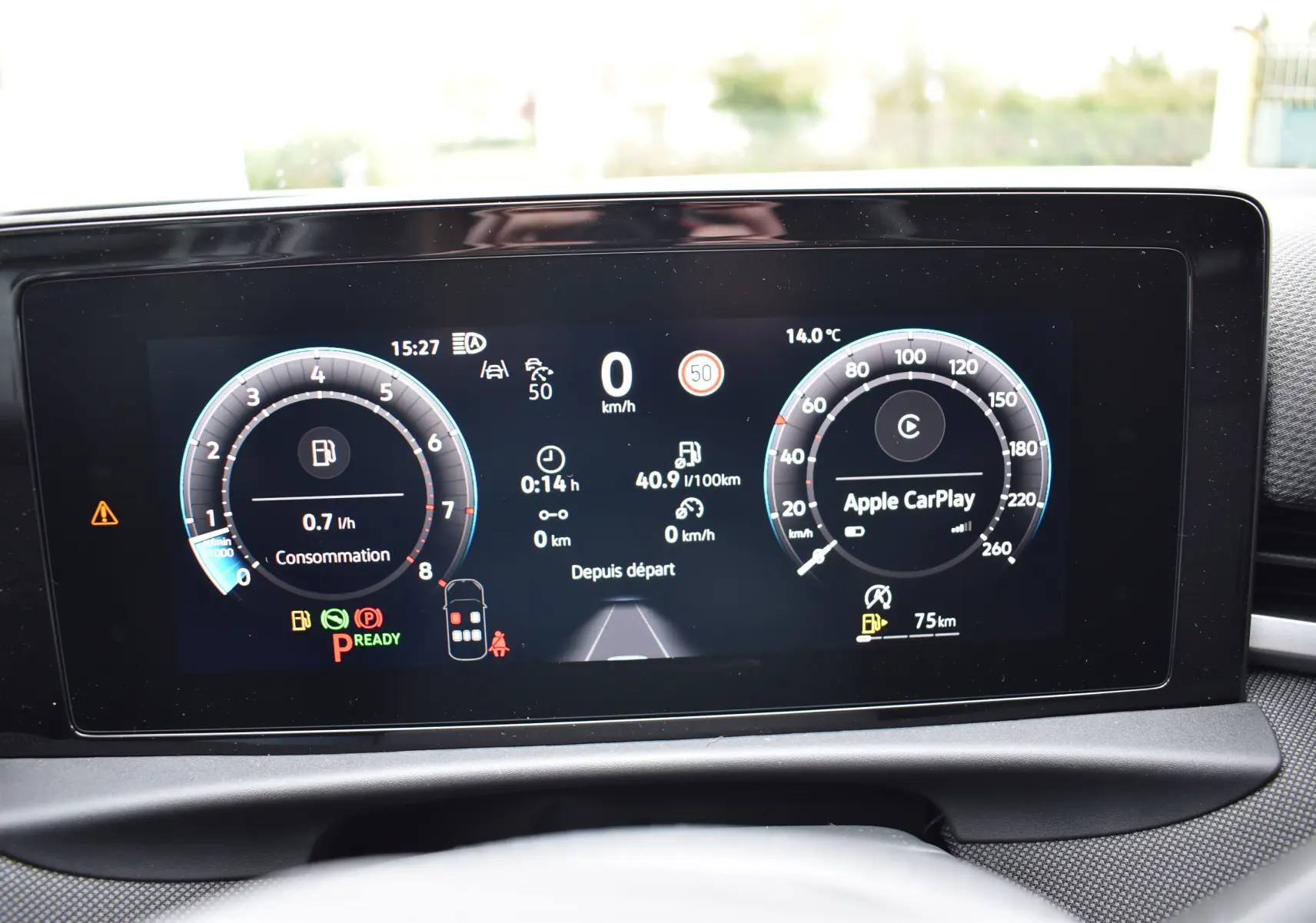 Tableau de bord numérique du Volkswagen T-Roc 2025 affichant consommation, vitesse et Apple CarPlay.