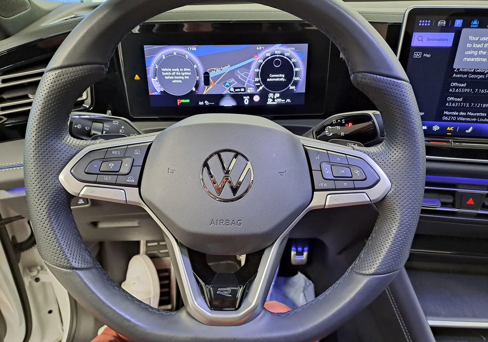 Vue rapprochée du volant multifonction en cuir perforé du Volkswagen Tiguan 1.5 eTSI R-Line Edition avec tableau de bord numérique.