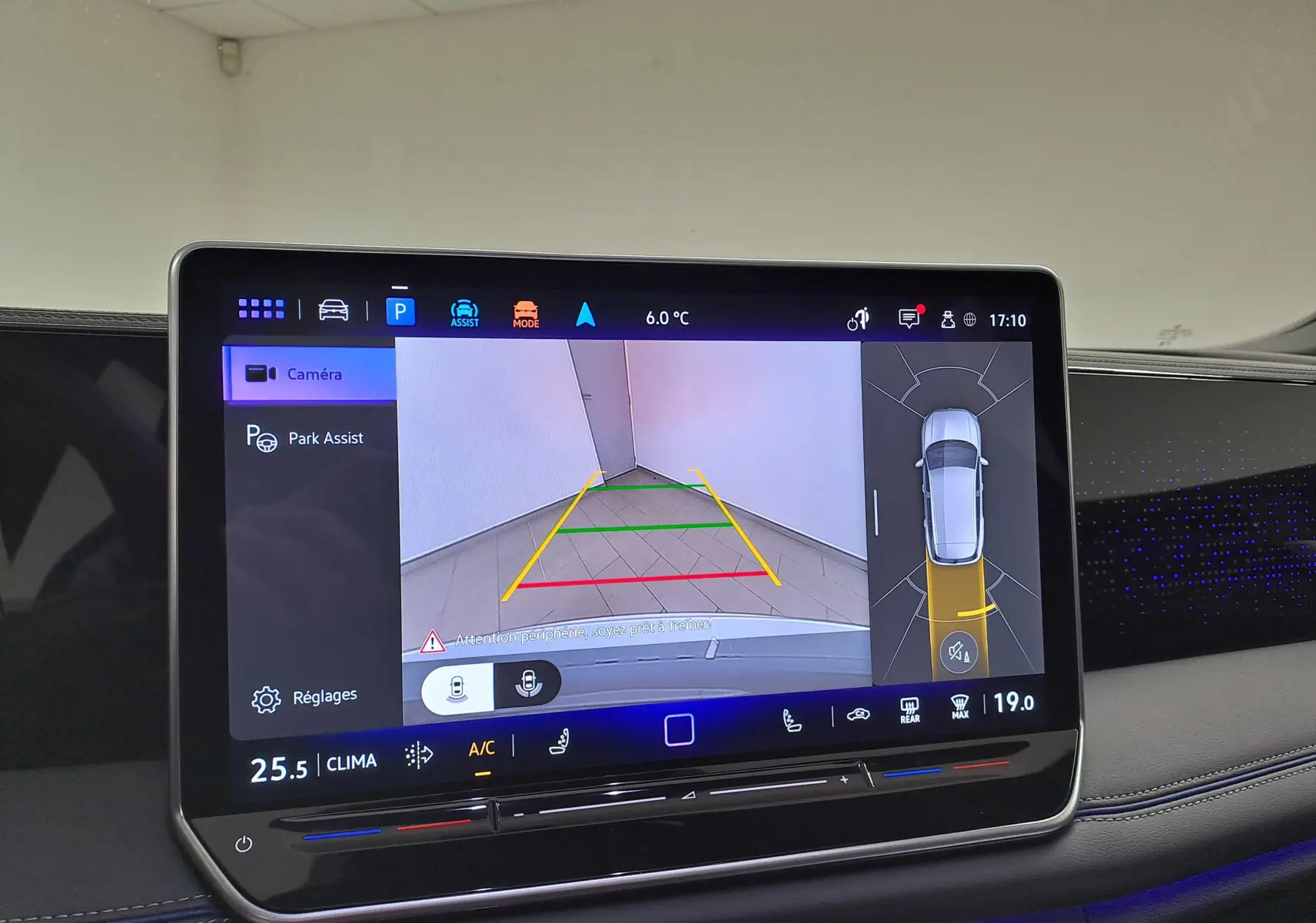 Écran tactile intérieur du Volkswagen Tiguan 2025 montrant la caméra de recul et l'assistance au stationnement.