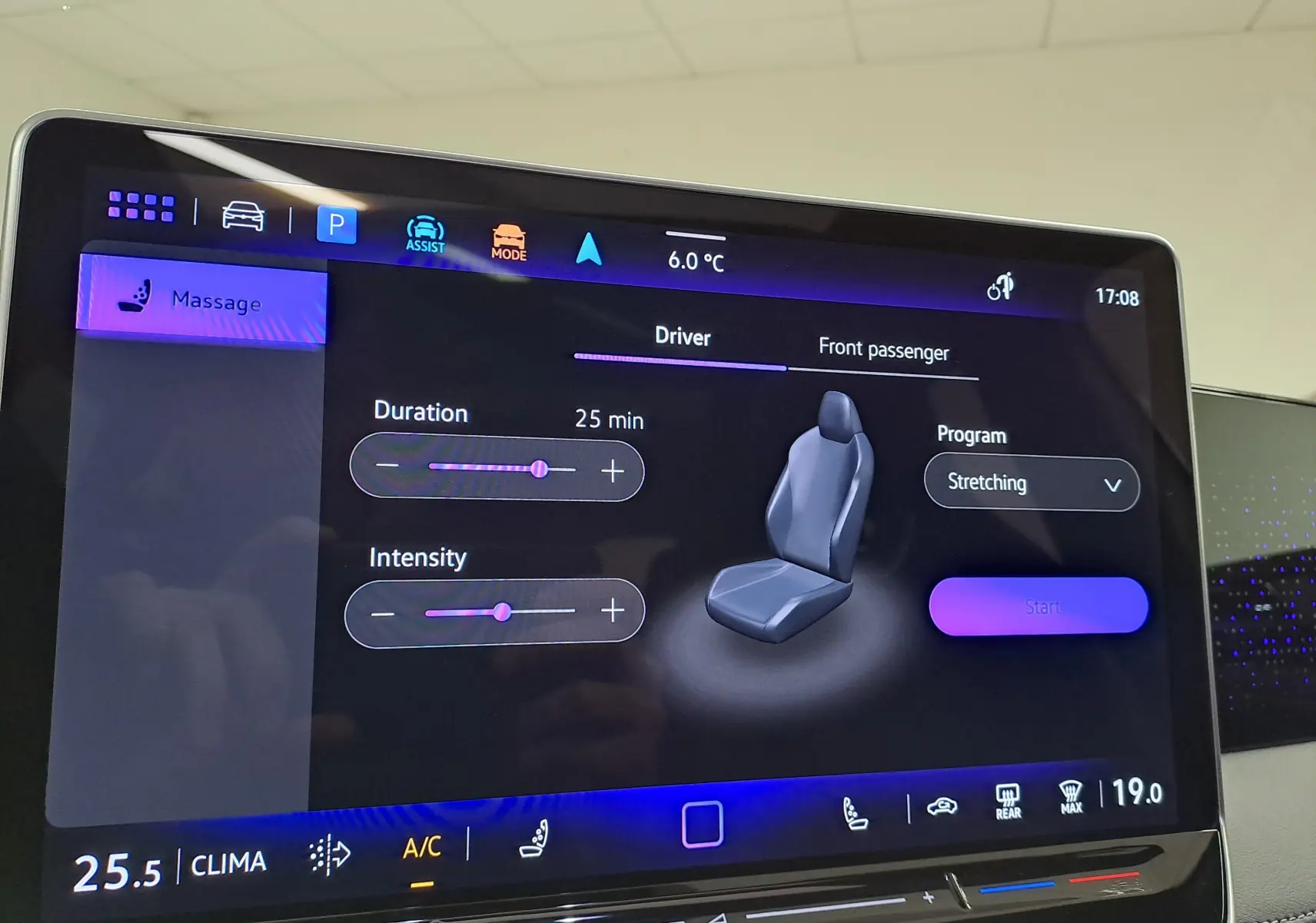 Vue de trois quarts avant d’un Volkswagen Tiguan blanc pur 2025 version R-Line avec détails R-Line visibles sur la calandre.