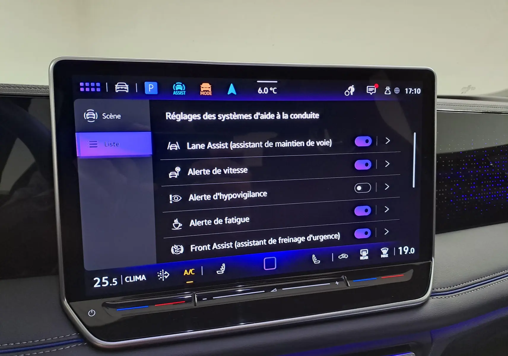 Écran tactile du tableau de bord du Volkswagen Tiguan 2025 affichant les réglages des aides à la conduite.