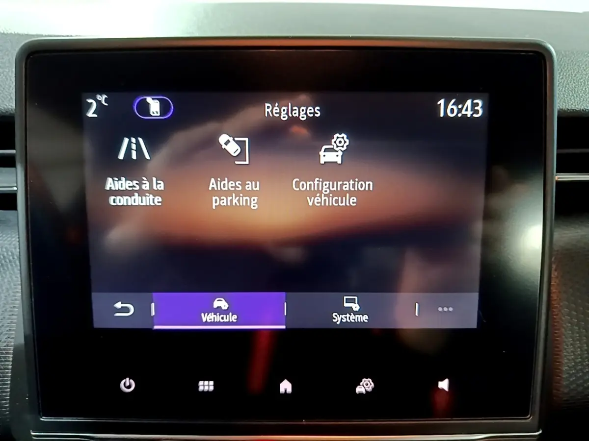 Écran tactile central affichant les réglages d’aides à la conduite, parking et configuration véhicule sur Renault Clio 2022.