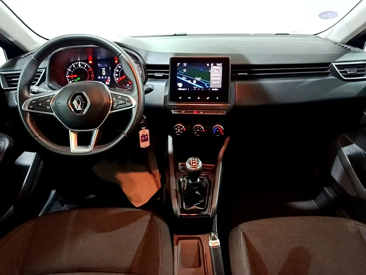 Vue intérieure avant de la Renault Clio Business 2022, volant cuir multifonctions et écran tactile central allumé.