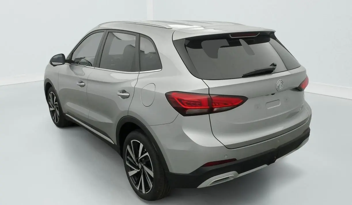 Vue 3/4 arrière droite du SUV MG ZS gris argent 2026 avec feux arrière LED et jantes alliage noires.