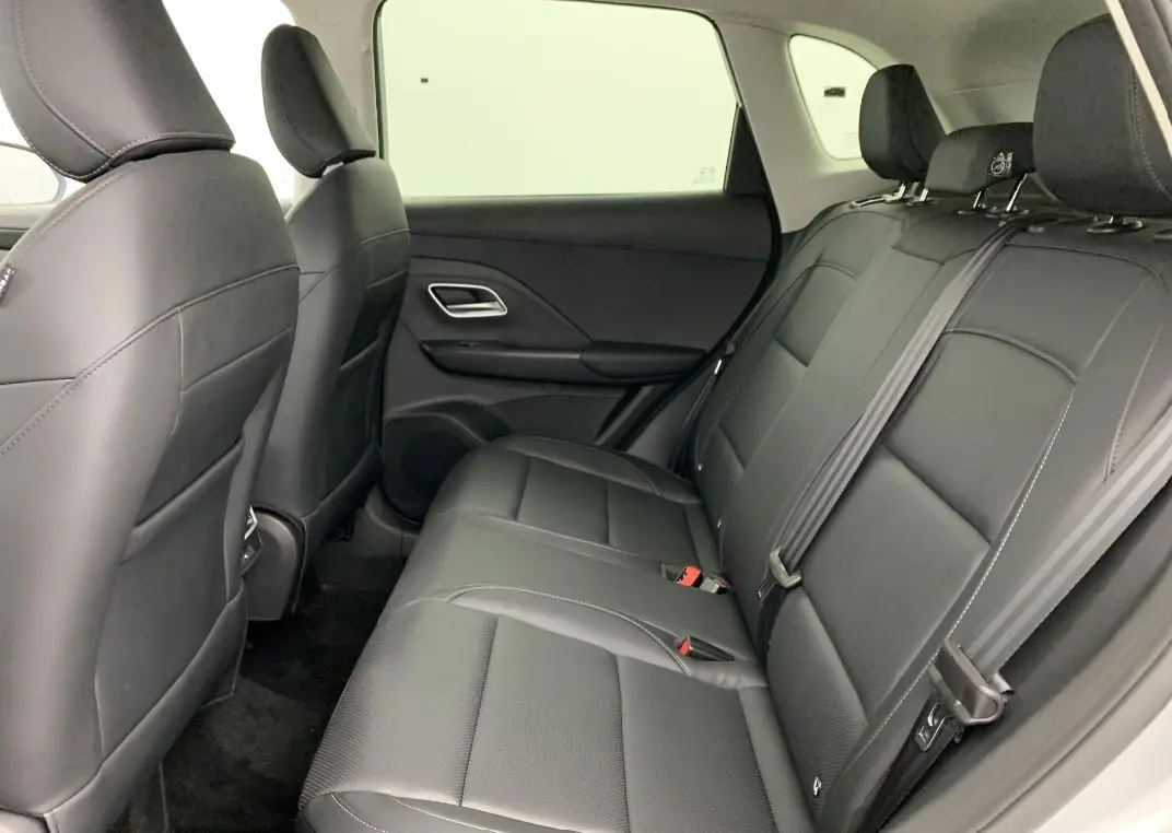 Vue intérieure côté droit des sièges arrière en cuir noir du MG ZS 1.5 L Hybrid+ 197 ch Luxury 2026.