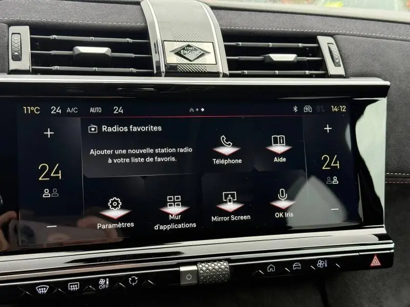 Vue rapprochée de l’écran tactile central du DS7 E-TENSE 225ch gris, affichant les options multimédia et climatisation.