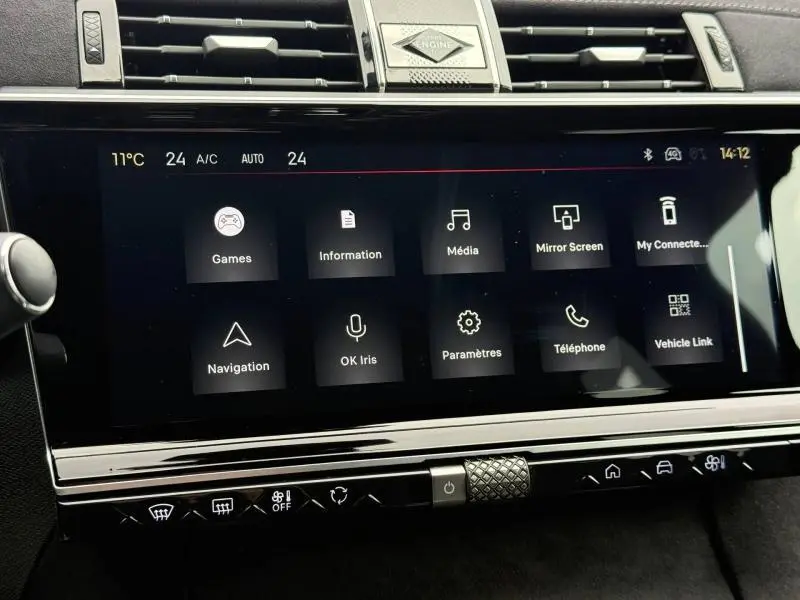 Écran tactile central du DS7 E-TENSE 225ch 2024, vue rapprochée du tableau de bord avec interface multimédia et commandes climatisation.