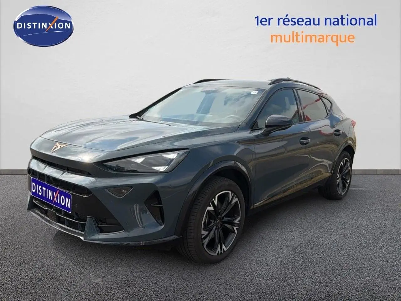 Vue 3/4 avant d'un CUPRA Formentor gris magnétique métallisé avec jantes noires et toit panoramique.