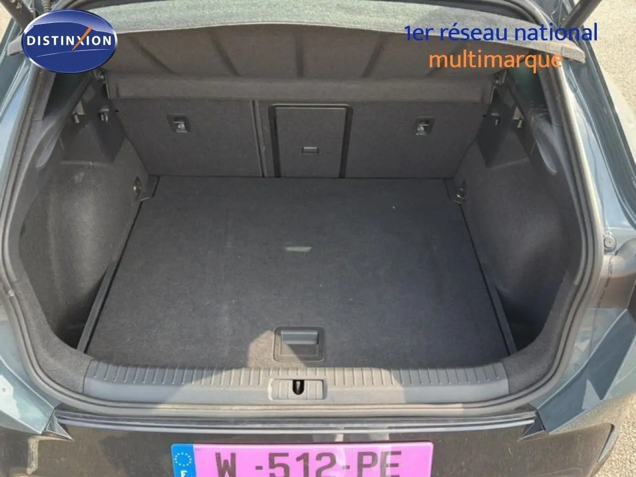 Coffre ouvert vu de dessus d’un CUPRA Formentor gris magnétique métal, montrant un espace de rangement vide et propre.