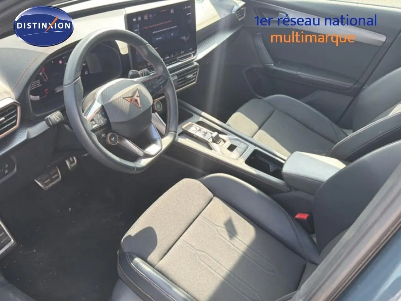 Vue intérieure côté conducteur du CUPRA Formentor 2.0 TDI 150CH DSG 2025 avec sièges tissu noir et volant cuir multifonction.