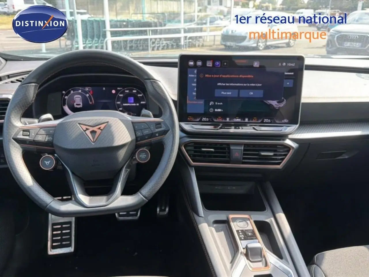 Vue intérieure du tableau de bord et volant CUPRA Formentor 2.0 TDI 150ch gris métallique avec écran tactile central.