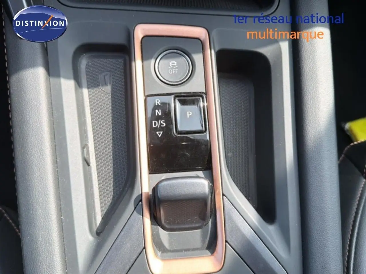Gros plan sur la console centrale de la CUPRA Formentor 2.0 TDI 150CH DSG 2025, avec commandes de boîte automatique et finition cuivrée.