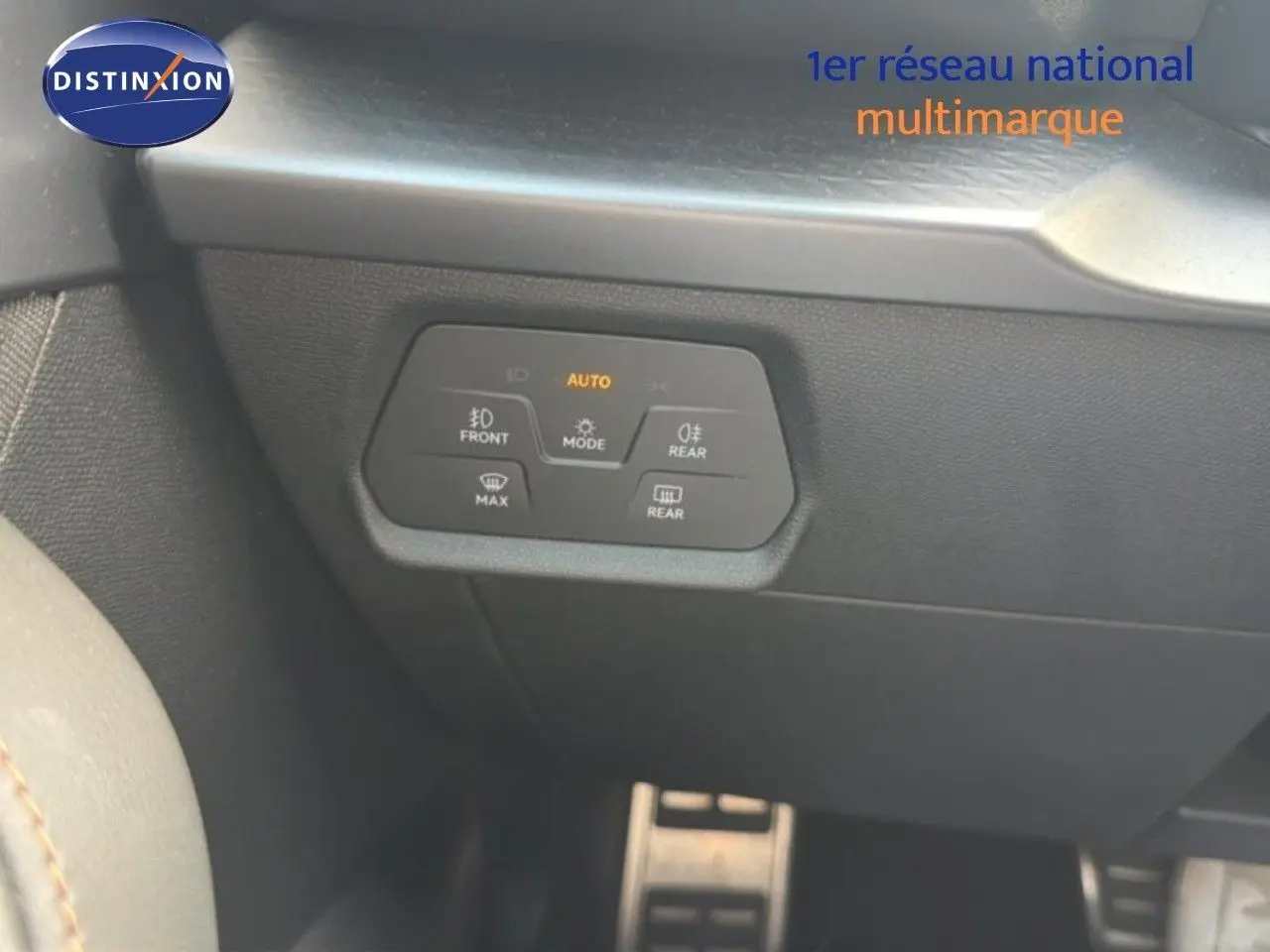 Panneau de commande des feux avec mode automatique, vu de près à l'intérieur d'un CUPRA Formentor gris magnétique.