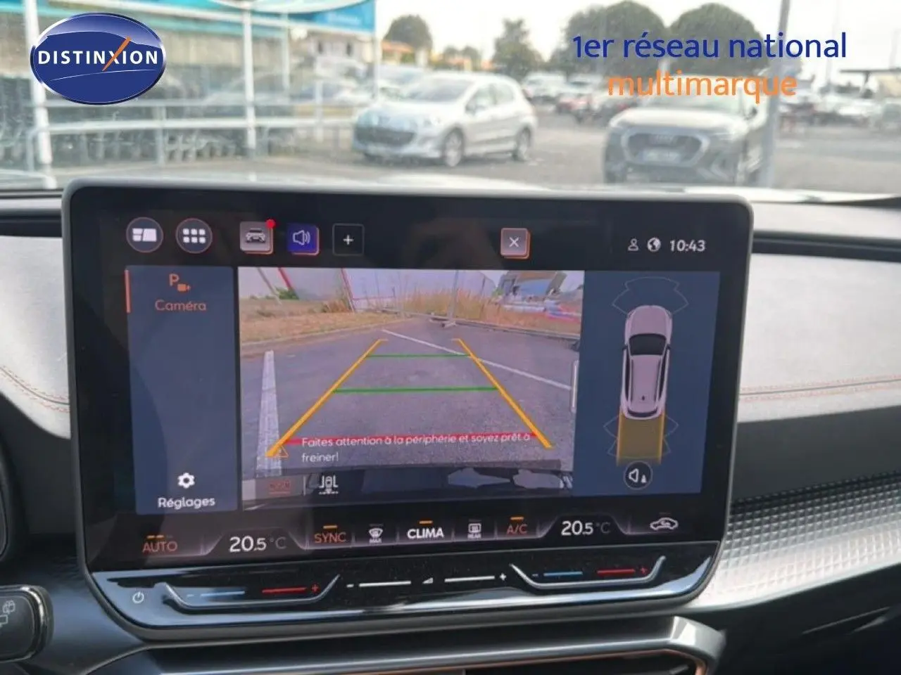 Vue intérieure sur l'écran tactile affichant la caméra de recul du CUPRA Formentor gris magnétique, avec indications de stationnement.