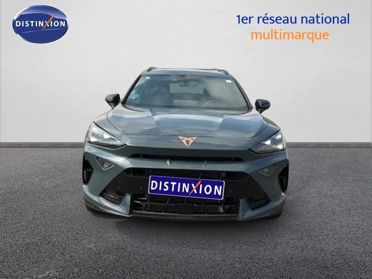 Vue frontale d’un CUPRA Formentor gris magnétique métal 2025 avec calandre noire et logo cuivré distinctif.