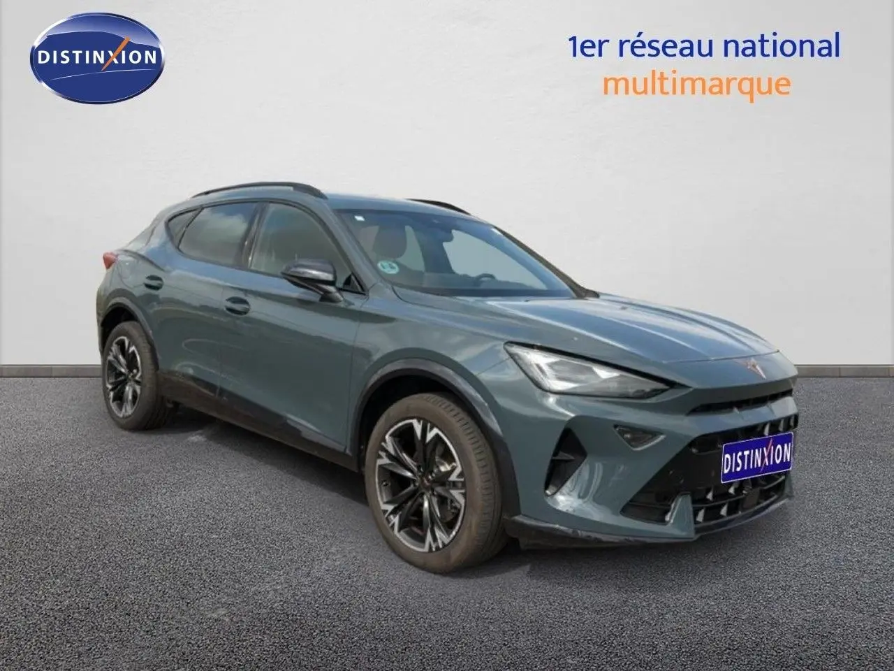 SUV CUPRA Formentor gris magnétique métal en 3/4 avant droit, avec jantes alliage noires et calandre marquée.