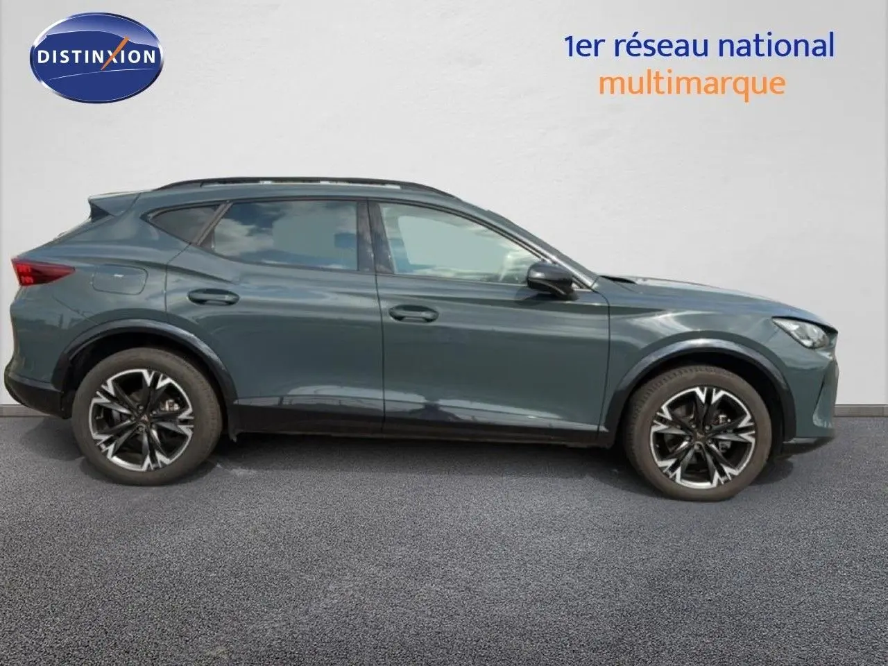CUPRA Formentor 2.0 TDI gris magnétique métal vu de profil côté gauche, avec jantes alliage noires et détails sportifs.