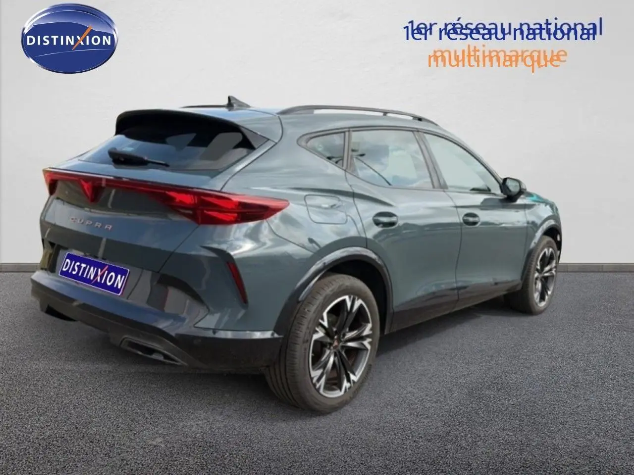 Vue 3/4 arrière droite d'une CUPRA Formentor gris magnétique métal avec jantes noires et feux arrière LED distinctifs.