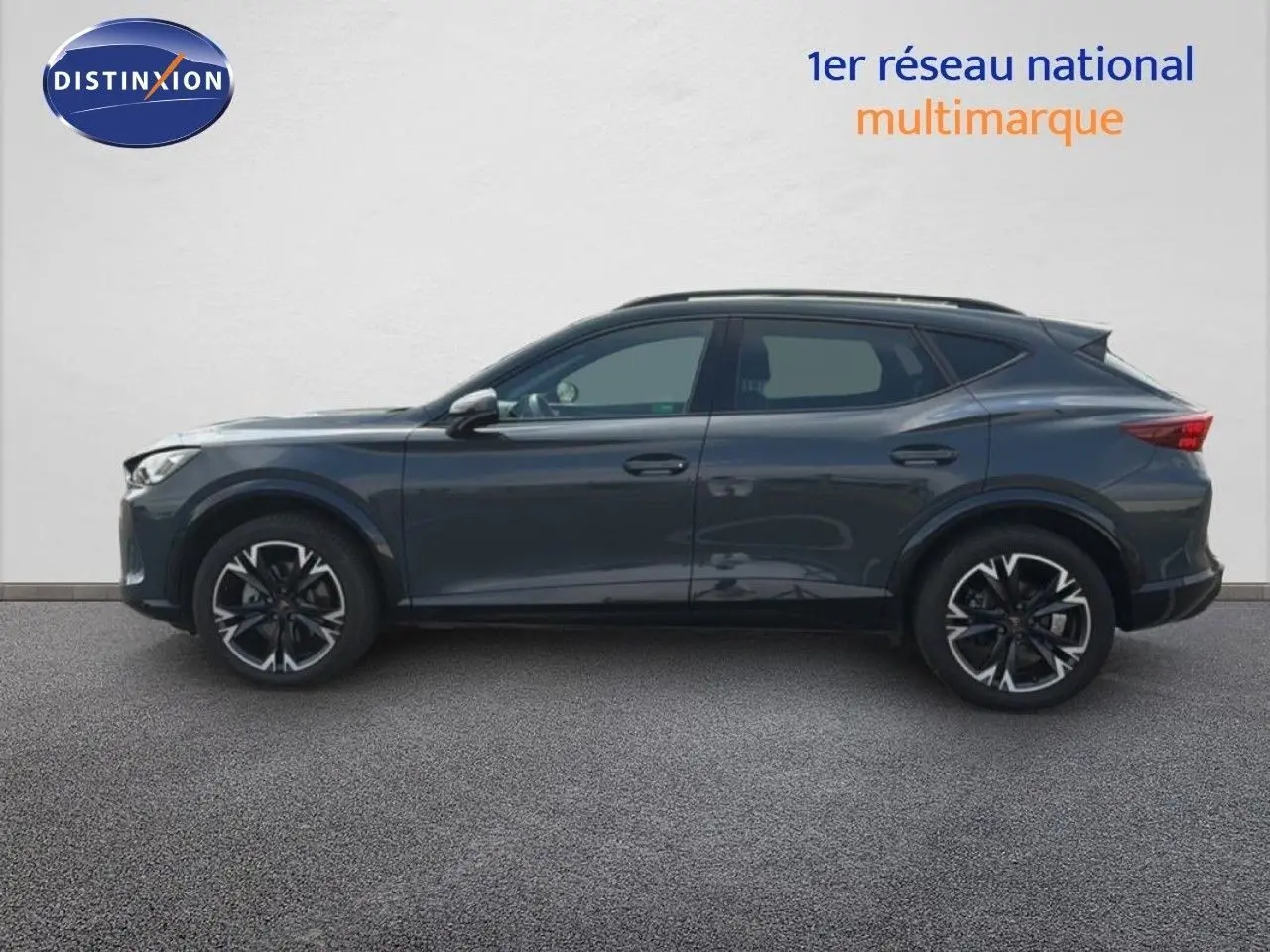 Vue latérale droite d'un CUPRA Formentor 2.0 TDI 150CH DSG gris magnétique métallisé avec jantes alliage bicolores.