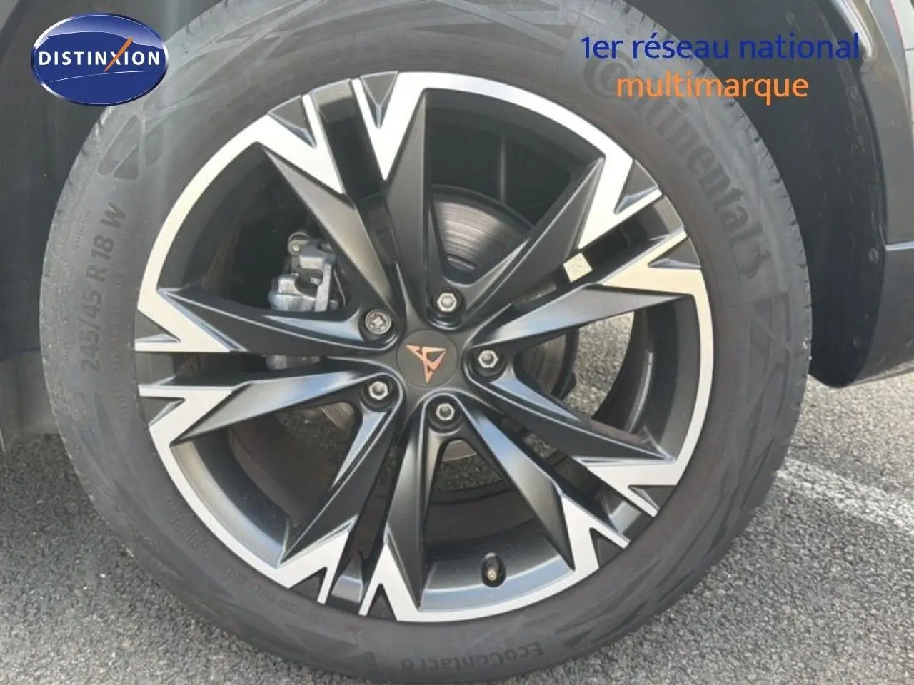 Gros plan sur la jante avant droite de la CUPRA Formentor gris magnétique métal avec logo CUPRA au centre.