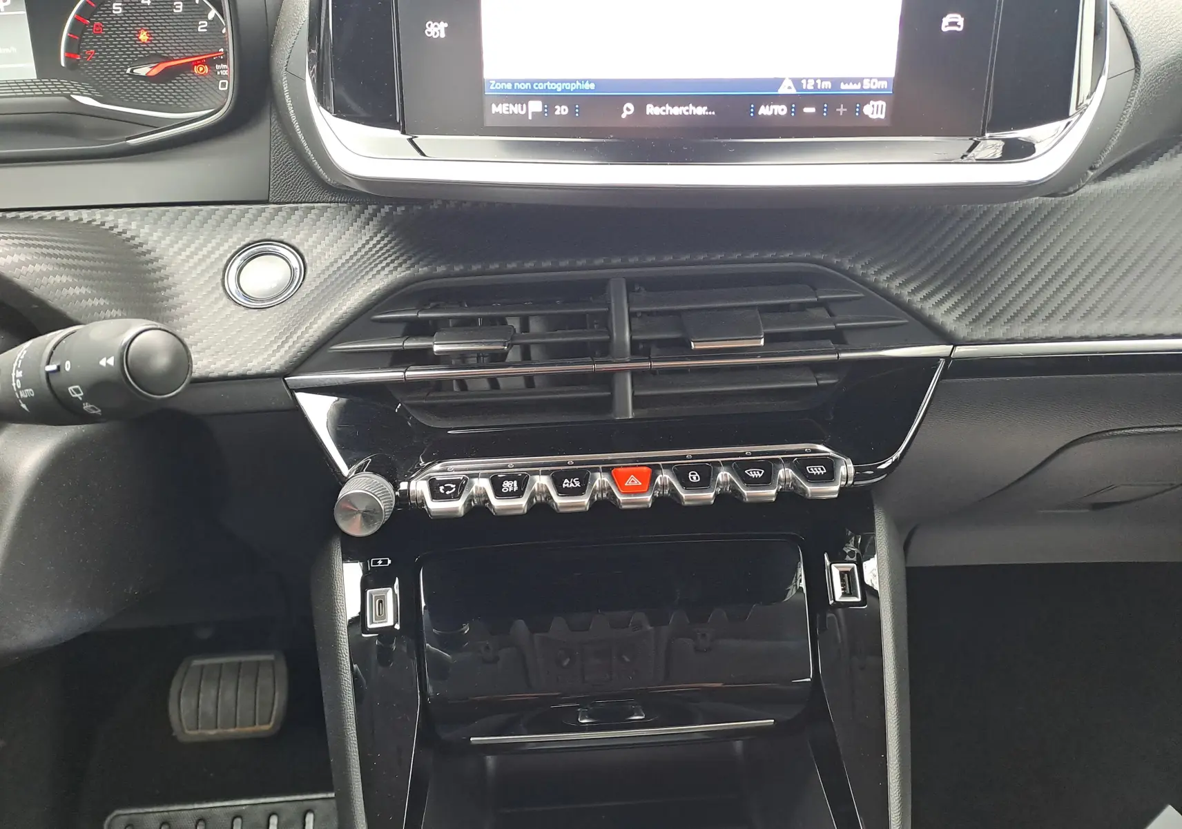 Tableau de bord noir du Peugeot 2008 2020 essence, avec écran tactile et commandes piano noires brillantes.