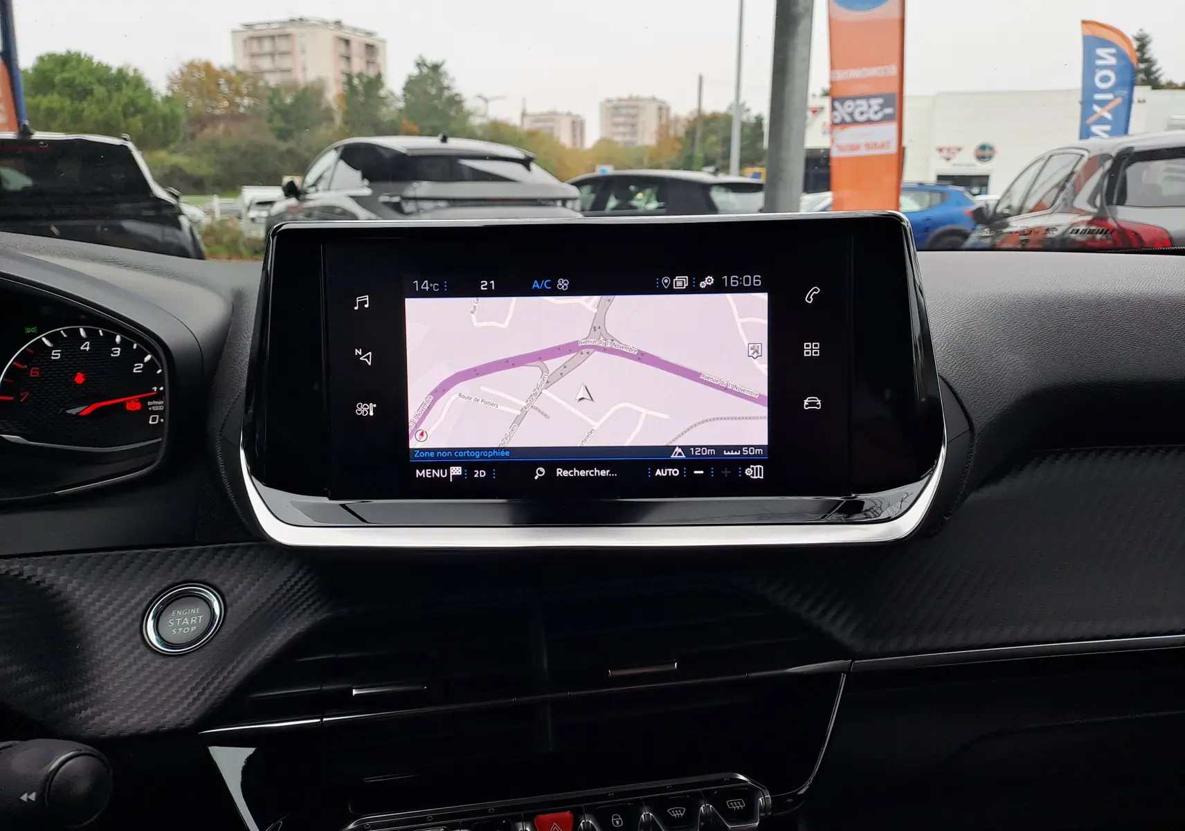 Tableau de bord intérieur du Peugeot 2008 2020 avec écran tactile central affichant la navigation GPS.
