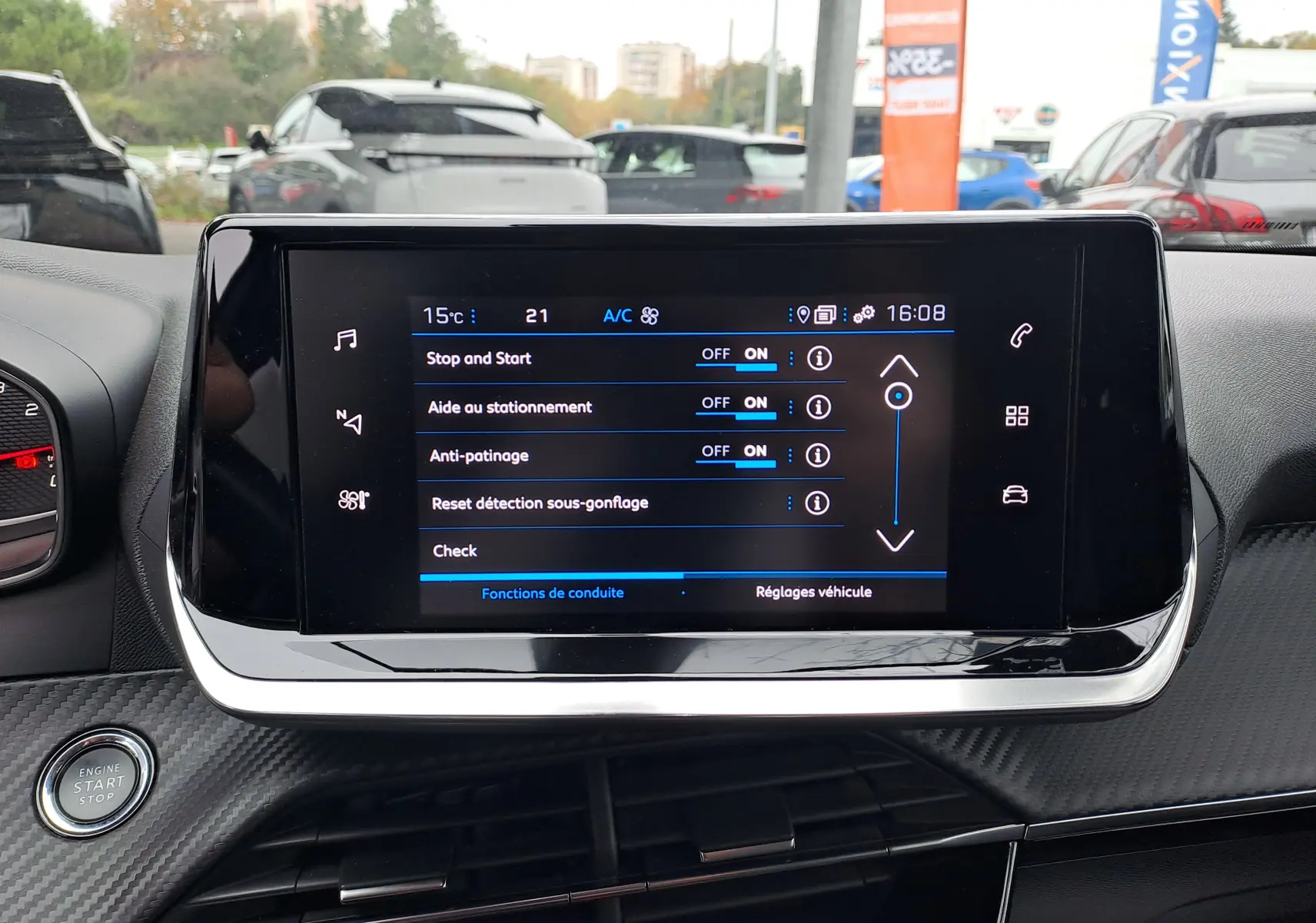 Écran tactile central du Peugeot 2008 gris Artense de 2020 affichant les réglages d'aide à la conduite.
