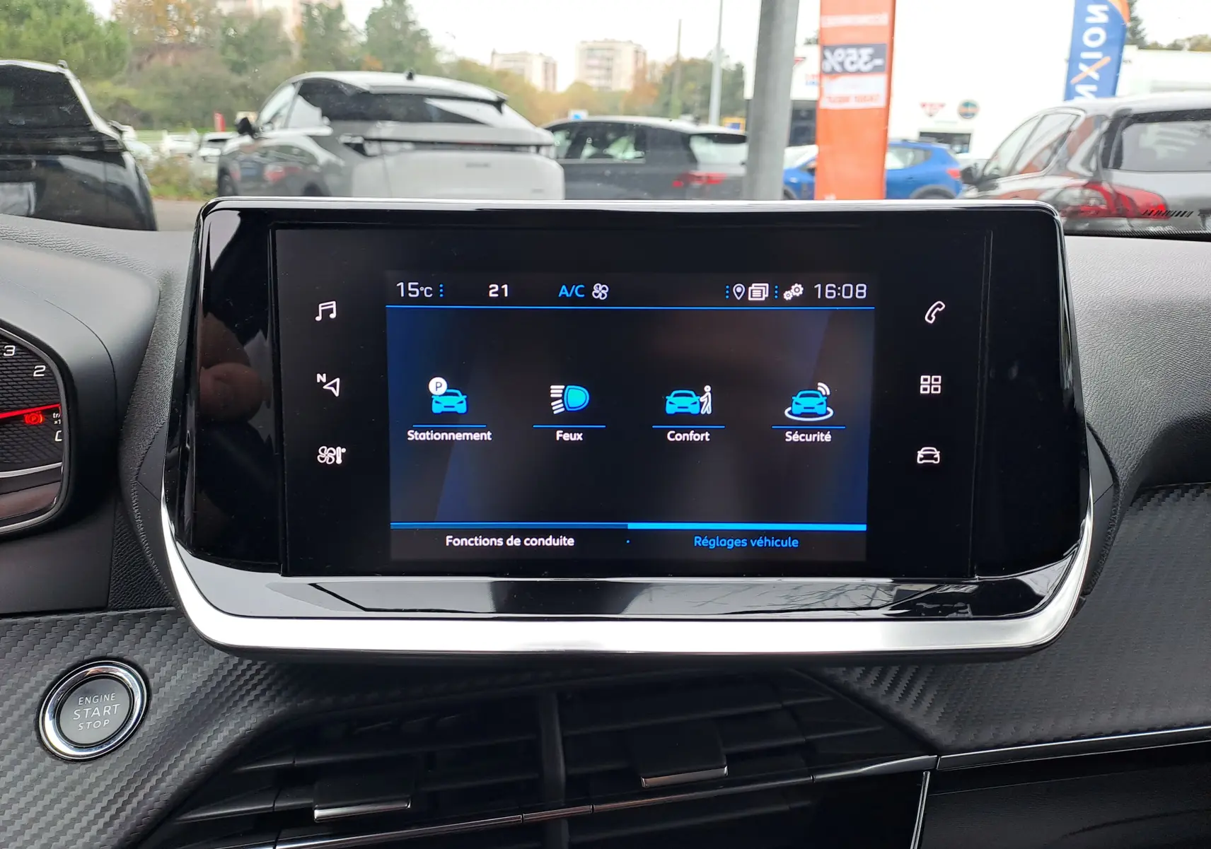 Écran tactile central du Peugeot 2008 2020 affichant les réglages de conduite, avec tableau de bord noir et bouton start/stop.