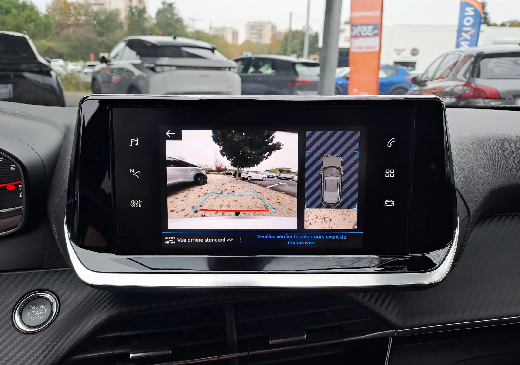 Écran central du Peugeot 2008 gris Artense montrant la caméra de recul avec vue arrière et top-down en stationnement.
