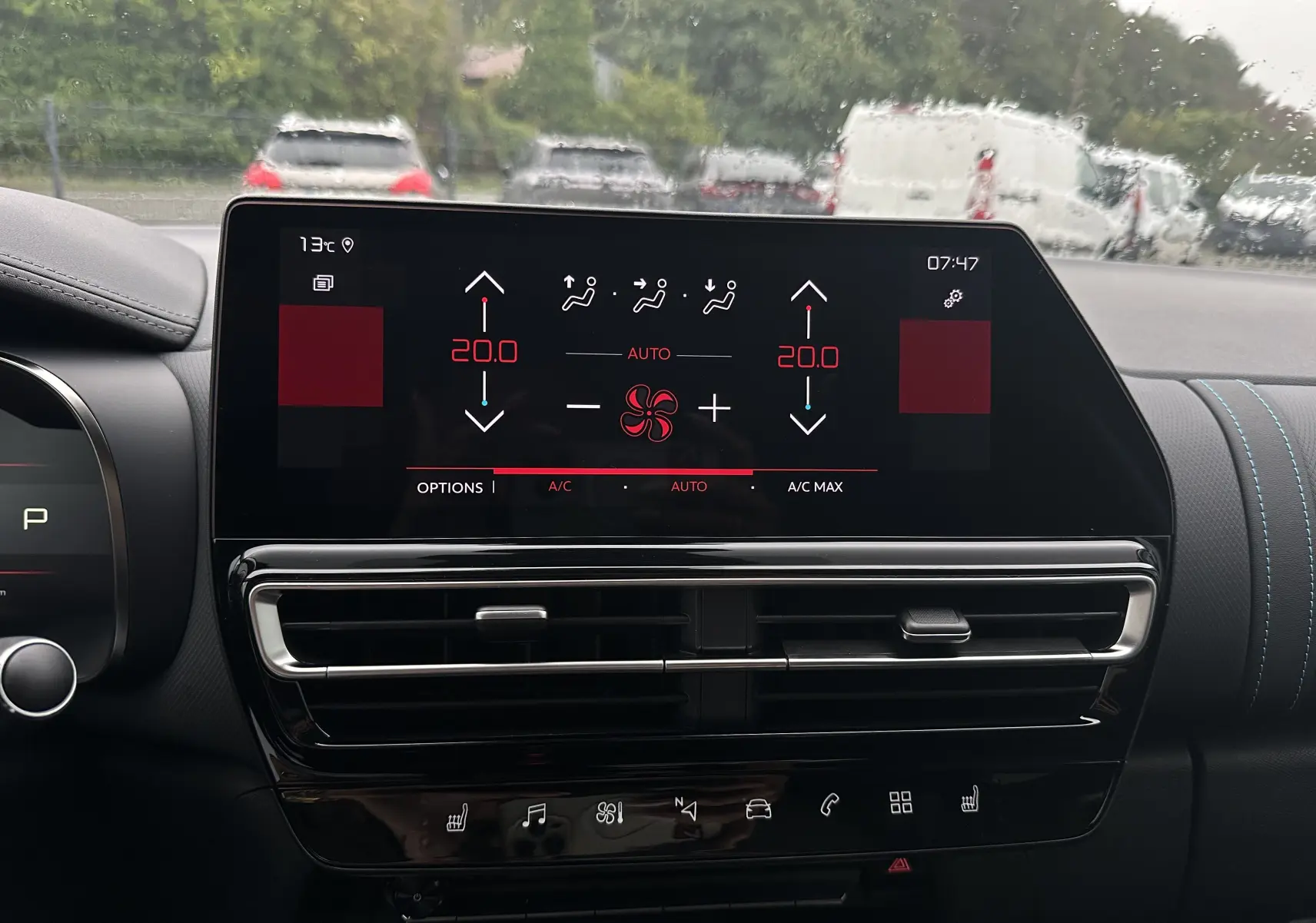 Écran tactile central affichant la climatisation à 20°C dans l'habitacle noir du Citroën C5 Aircross 2025.