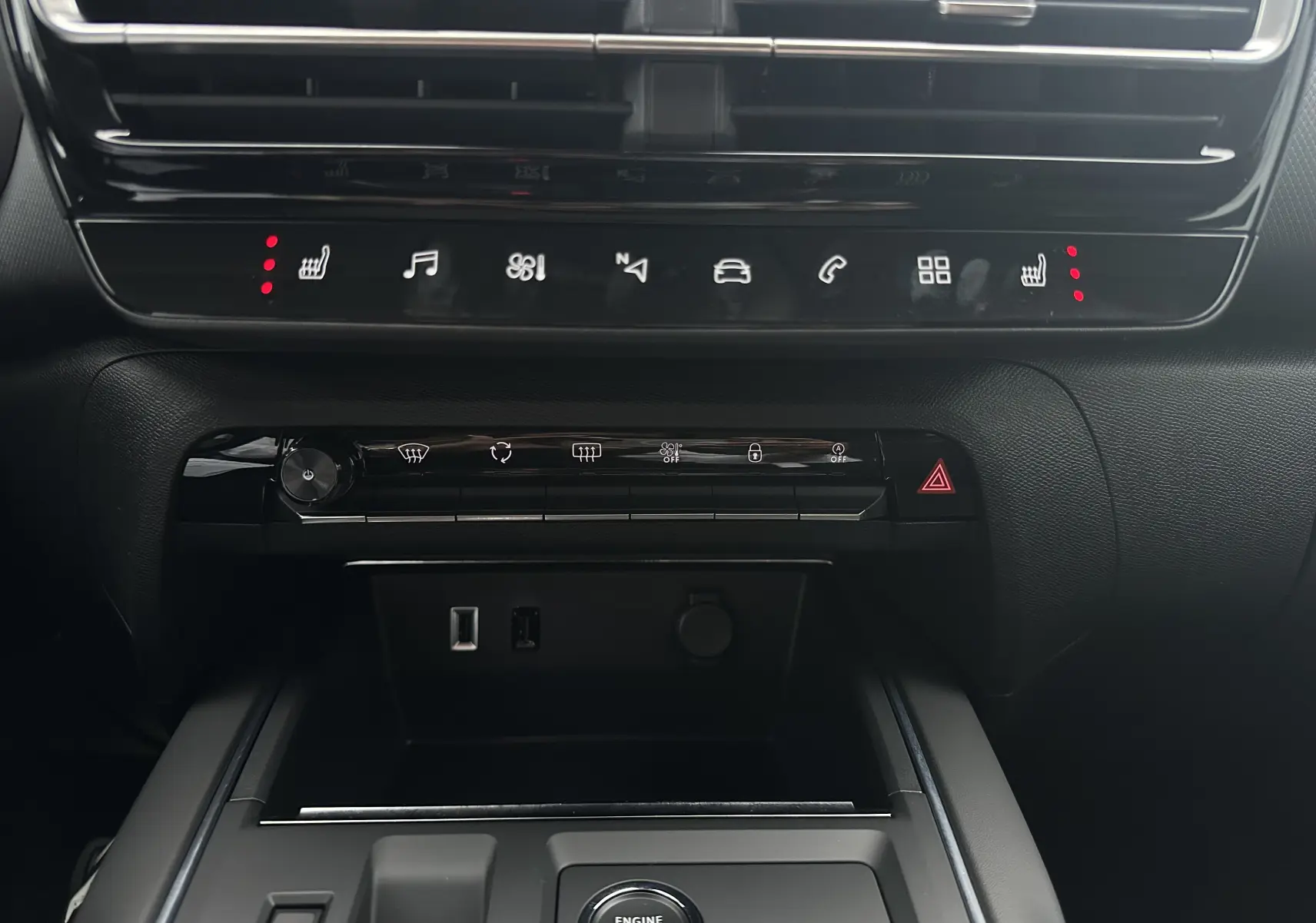 Vue rapprochée de la console centrale noire du Citroën C5 Aircross 2025 avec commandes tactiles et prises USB visibles