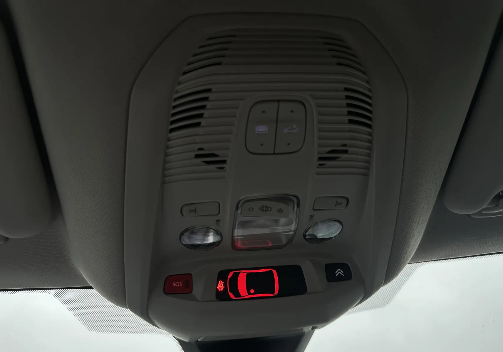 Vue en gros plan du plafonnier intérieur gris du Citroën C5 Aircross 2025 avec boutons éclairage et alerte SOS rouge.