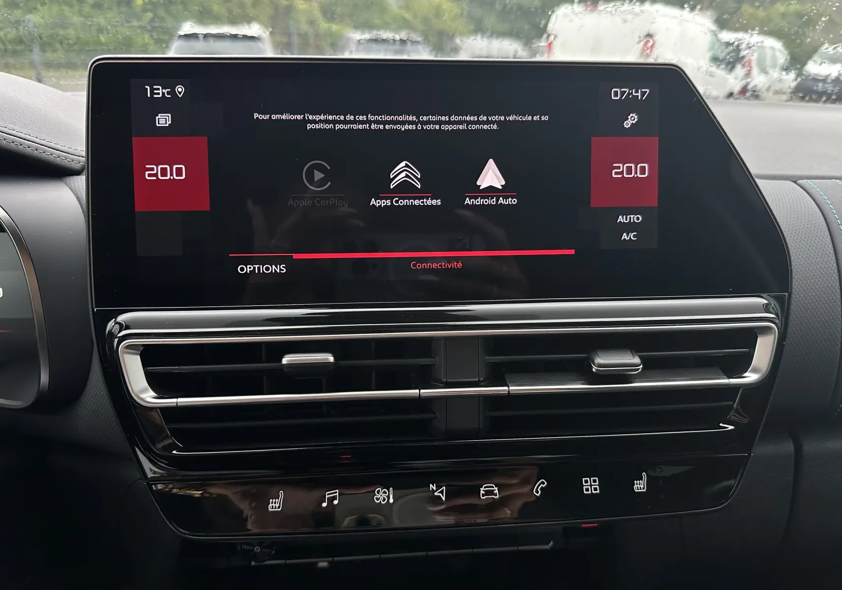 Écran tactile central du tableau de bord du Citroën C5 Aircross 2025 avec commandes climatisation et connectivité Android Auto.